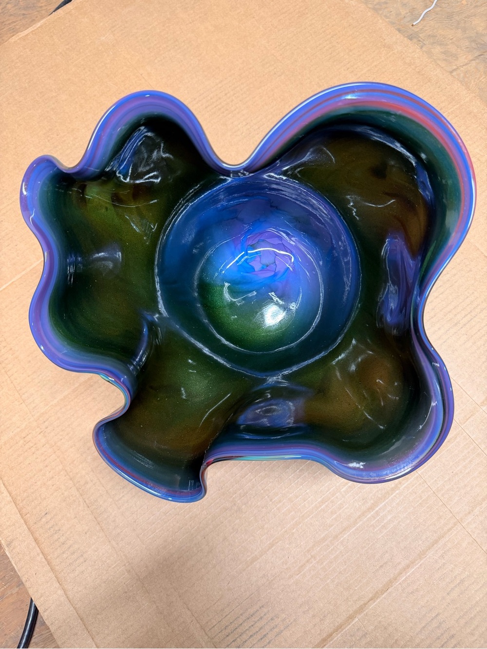Huge 15” signed The Glass Hive Oregon Hand Blown Ruffled Ribbon Art Glass Bowl - Picture 4 of 16